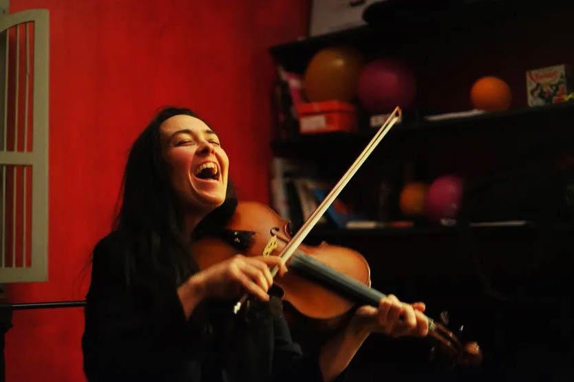 Par les temps qui courent : Perrine Bourel : « Avec le violon on peut aller jouer à l’intérieur du son »